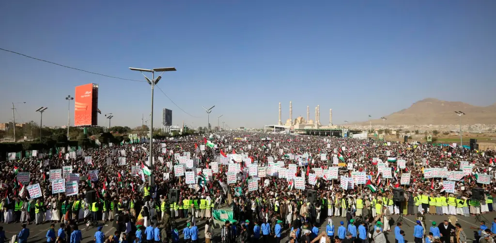 Milhares de apoiadores dos houthis no Iêmen protestam contra EUA e Reino Unido