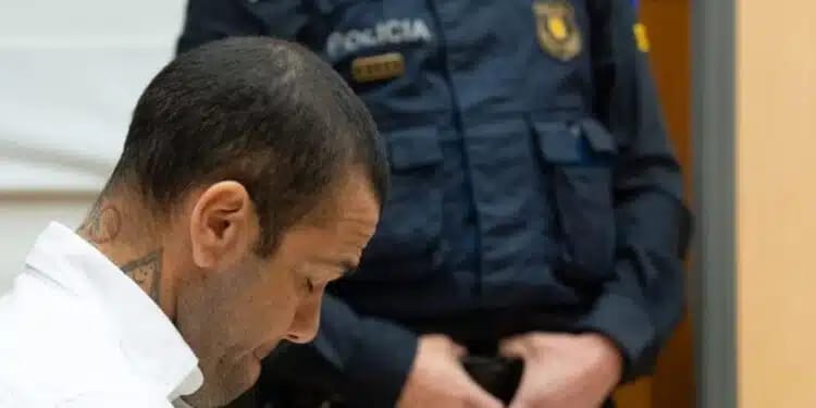 URGENTE: Daniel Alves é condenado à prisão na Espanha por estupro; veja sentença.