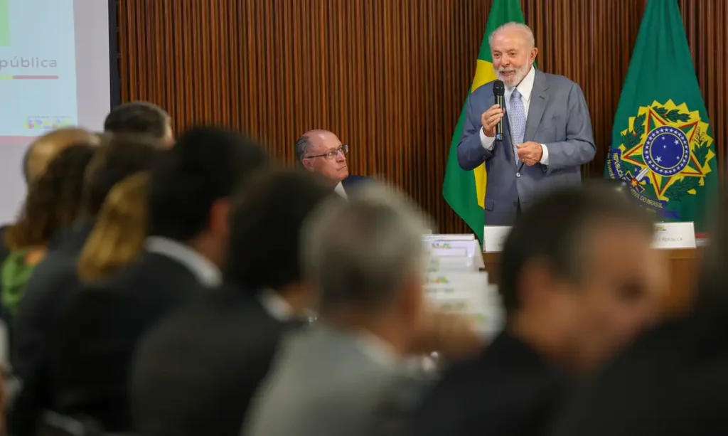 Lula reúne com ministros, cobra impopularidade e faz de Bolsonaro bode expiatório