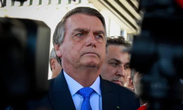 Moraes dá 15 dias para PGR decidir se indicia Bolsonaro