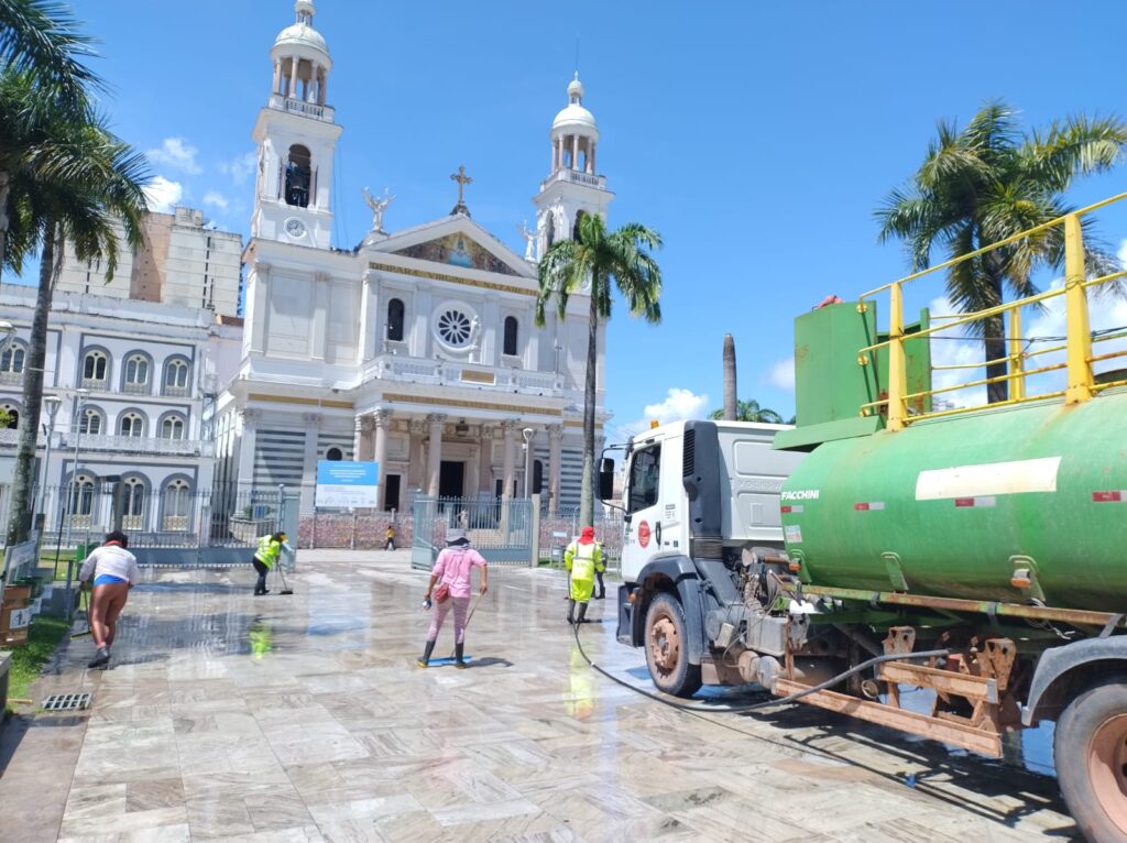 Voluntários fazem limpeza da Praça Santuário