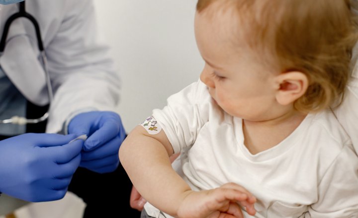 Coqueluche avança no Brasil, reforçando importância da vacinação