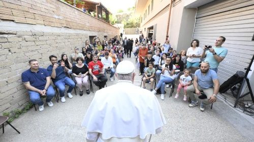 Papa catequiza famílias da periferia de Roma: eduquem os jovens para a liberdade e o respeito