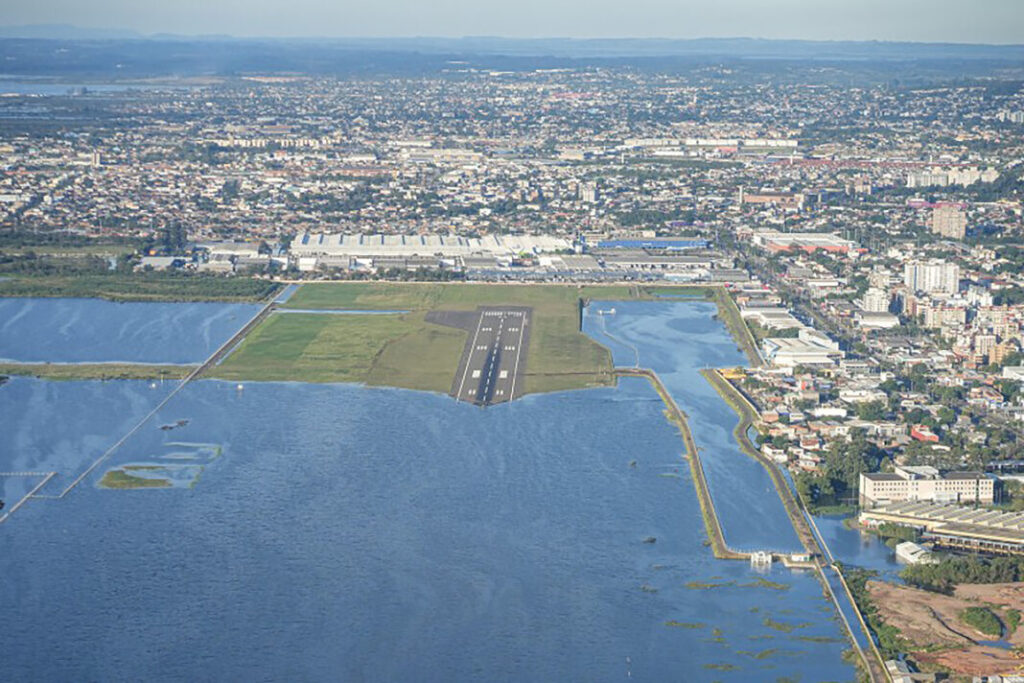 Aeroporto de Porto Alegre voltará a ter voos em outubro, afirma ministro