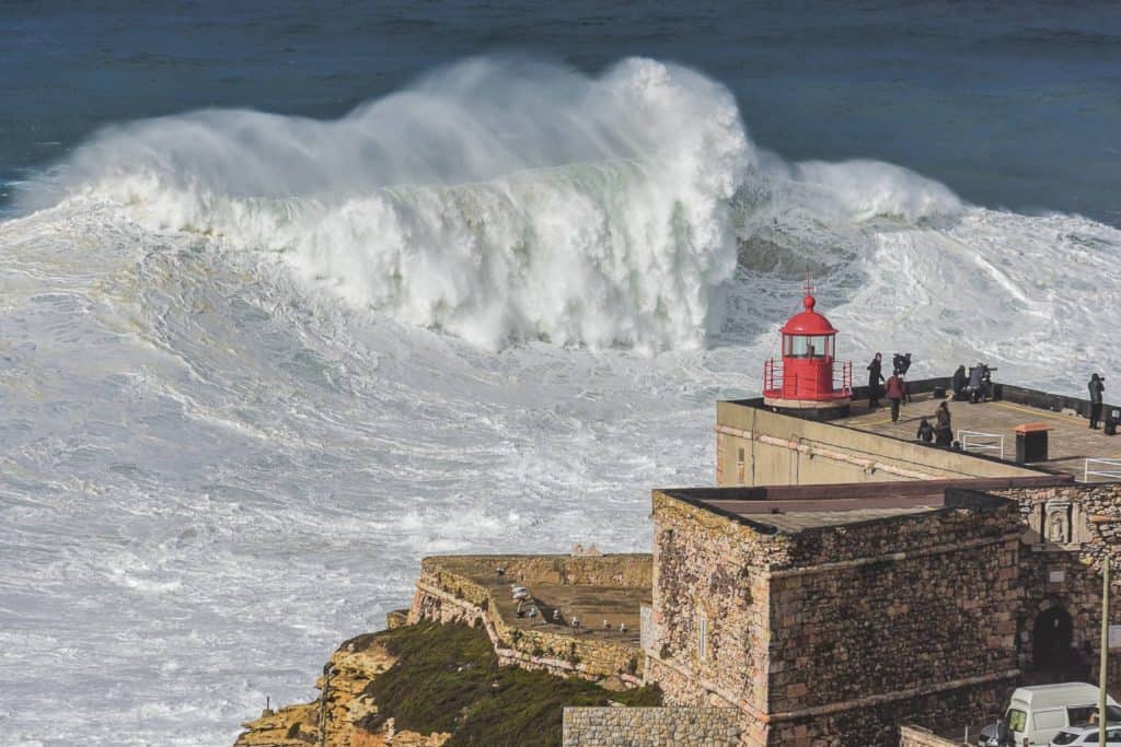 Como se formam as ondas gigantes de Nazaré, em Portugal?
