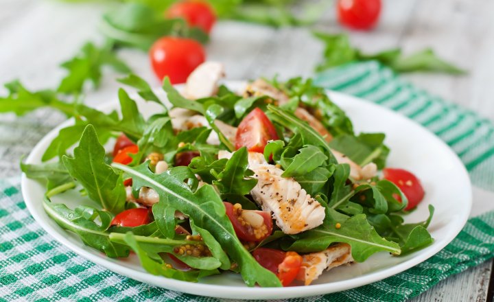 Rúcula faz bem à saúde e não precisa estar só na salada, sabia?