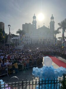 Chegou a vez das crianças receberem as bênçãos de Nossa Senhora de Nazaré