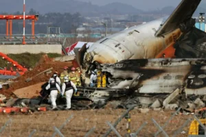 Boeing 737 faz pouso forçado, explode e mata ao menos 177 pessoas na Coreia do Sul