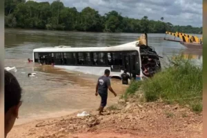 Vídeos – Ônibus sobe em balsa e cai no rio em Moju. Uma menina está desaparecida.