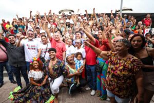 Trabalhadores do Ver-o-Peso comemoram a entrega de mais 168 boxes reformados pela Prefeitura de Belém