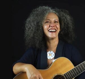 Cantora e compositora mineira Ceumar traz a Belém turnê nacional que celebra seus 35 anos de carreira